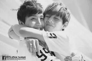 💱 efe7e8bf BTS official facebook K-pop, Grupa, Przytulanie, Czarno-białe, BTS, Facebook telegram sticker