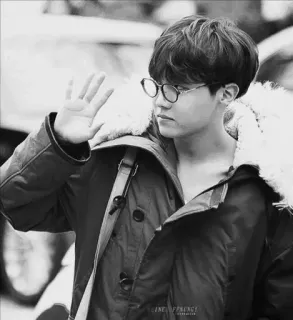 💱 64297570 человек, очки, машет, пальто telegram sticker