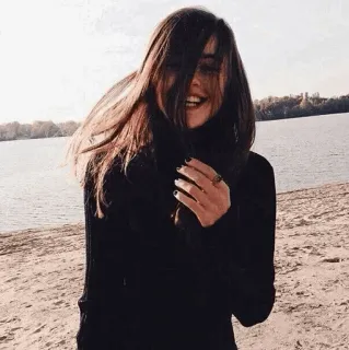 ✖️ eff12b20 ผู้หญิง, ชายหาด, น้ำ, ทราย, ภาพเหมือน, ผมสีน้ำตาลเข้ม, ลม, ยิ้ม telegram sticker