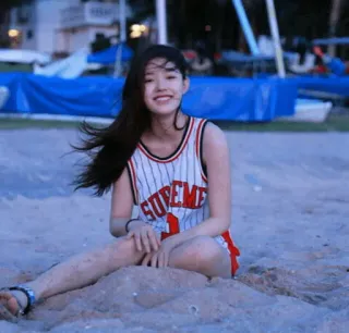 💮 40e4c856 SUPREME femme, plage, maillot, supreme, assise, souriante whatsapp sticker