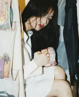 💮 57efb437 femme, placard, mode, portrait, robe whatsapp sticker