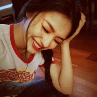 💮 7a3fa5eb AUGUSTA femme, souriante, portrait, personne, intérieur, assise, joyeuse, Augusta, féminin whatsapp sticker