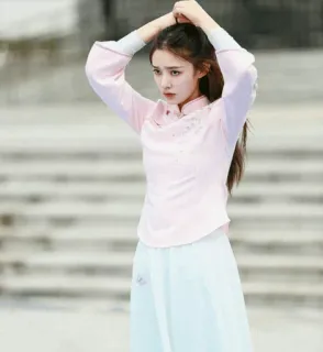 💮 e139b436 femme, vêtements chinois, tenue traditionnelle, couleurs pastel, portrait, extérieur whatsapp sticker