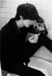 ☠ 35ab18f1 Rauchen, Zigarette, Schwarzweiß, Innenraum, Person whatsapp sticker