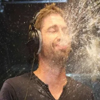 🤣 5343f6ff Mann, Wasser, Spritzer, Kopfhörer, Nass, Porträt telegram sticker