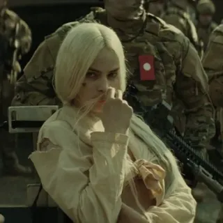 🔥 caf95aa5 Harley Quinn Suicide Squad Harley Quinn, Suicide Squad, Margot Robbie, doigt d'honneur, scène de film, méchant telegram sticker