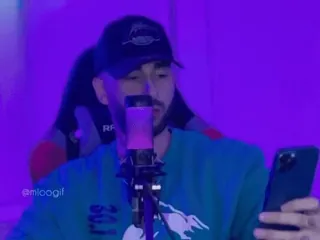 〰 1e83c1f1 @mloogif orang, mikrofon, selfie, pria, dalam ruangan telegram sticker