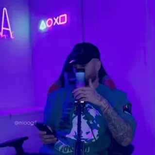 〰 d34279f8 @mioogif pria, mikrofon, lampu neon, musik, studio telegram sticker