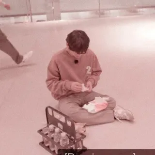 🗼 2cf6dc8e Revisar algo orang, duduk, dalam ruangan, camilan, acara, makanan telegram sticker