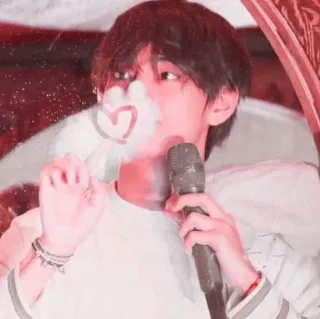 🗼 3b0d5924 penyanyi, mikrofon, orang, hati, kpop, V, Kim Taehyung telegram sticker