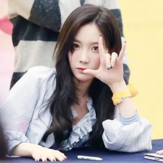 🤘 06cc69d7 woman, asian, korean, long hair, hand gesture, celebrity, idol telegram sticker