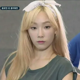 🤘 cb702bac 용효연 VS 종이태연 Korean, woman, blonde hair, celebrity, Taeyeon, K-pop, singer telegram sticker