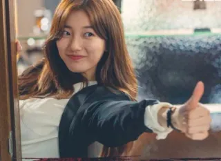 👍 fa97ff92 kobieta, kciuk w górę, portret, pozytywny, aprobata telegram sticker