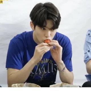 🦅 65a33593 ผู้ชาย, กิน, คน, ชุดลำลอง, อาหาร telegram sticker