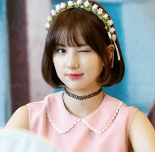 😉 70aecfe1 phụ nữ, cô gái, chân dung, nháy mắt, vòng hoa, tóc bob, dễ thương, vòng cổ choker whatsapp sticker