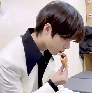 🌟 ad5db46d 男性, 食べる, 軽食, 食品, ポートレート, カジュアル, 屋内 telegram sticker