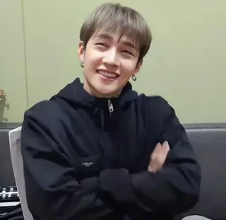 🧸 3fbddb97 uomo, sorridente, interno, ritratto telegram sticker