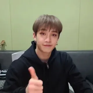 🧸 95302c58 persona, pollice in su, ritratto, felpa con cappuccio, kpop, maschio telegram sticker