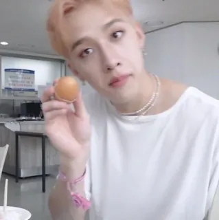 🧸 f0d4e1ee persona, uovo, interno, collana di perle, braccialetto telegram sticker