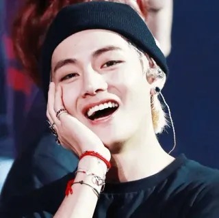 🥰 c1bf51a0 V K-pop, BTS, Idole, Coréen, Musique, Chanteur, Célébrité telegram sticker