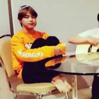 😶 2ace033e OHRDIO pessoa, sentado, cadeira, interior, mesa, coreano telegram sticker