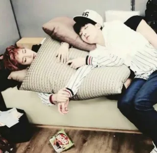 😴 7e87f84e dormire, persone, riposo, ragazzi, interno, giorno telegram sticker