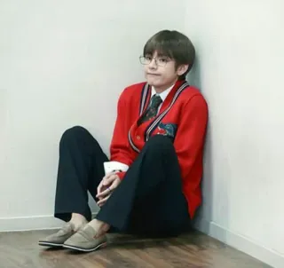 😊 c0533f6a V V, BTS, K-pop, occhiali, cardigan rosso, idol, persona, uomo telegram sticker