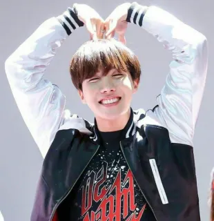 ❤️ ddc23224 uomo, kpop, gesto del cuore, sorriso, intrattenimento telegram sticker