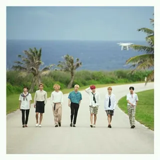 💚 4526a543 グループ, ウォーキング, ビーチ, トロピカル, 男性, ドローン telegram sticker