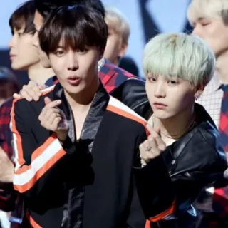 🍁 b3b98639 J-Hope, Suga, BTS, K-pop, Musique, Coréen, Coeur avec les doigts telegram sticker