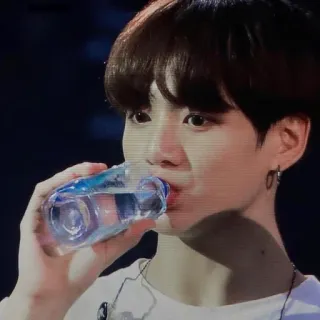 🐾 fb6c9406 personne, eau, boire, bouteille, kpop, idole, chanteur telegram sticker