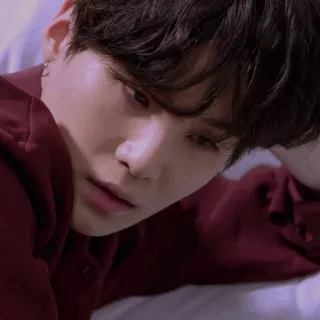 💭 e5b17646 pria, potret, orang, dalam ruangan, close-up, istirahat telegram sticker