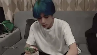 👀 55bcd678 @taehyunggift1 Selfie, Persoon, Binnen whatsapp sticker