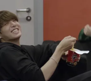 🍃 a383dee8 人, 食物, 面条, 吃, 肖像, 微笑 telegram sticker