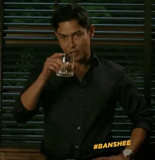 🥃 8fbb4622 Banshee #BANSHEE télévision, émission, acteur, boisson, homme whatsapp sticker