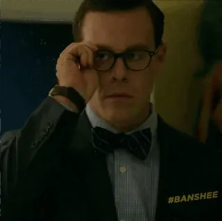 🤓 ad87a2a3 Banshee #BANSHEE Banshee, série TV, personnage, costume, lunettes, nœud papillon whatsapp sticker