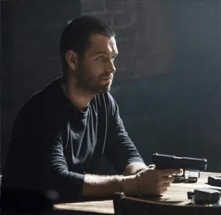 😕 cb54f2ba homme, arme, arme, pistolet, table, sérieux, sombre whatsapp sticker