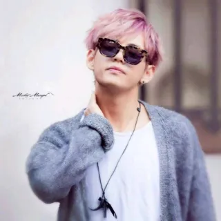 😎 5483d181 Person, pinke Haare, Sonnenbrille, Pullover, Koreanisch, Schauspieler, Sänger telegram sticker