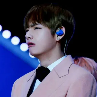 😷 74543b7a V V, BTS, K-Pop, Sänger, Interpret, Idol, männlich, koreanisch telegram sticker