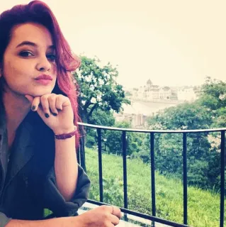 🥂 0aa2479d 여자, 빨간 머리, 인물 사진, 야외, 도시, 건물, 전망 telegram sticker