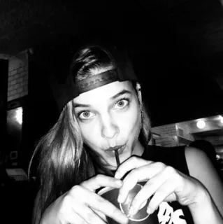 🥂 32b15861 여자, 음주, 인물사진, 소녀, 셀카 telegram sticker