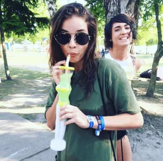 🥂 b28eeb2a 여자, 선글라스, 음료, 친구, 여름, 야외 telegram sticker