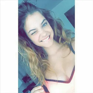 😜 07444e6d mujer, chica, selfie, retrato, sonrisa, guiño, belleza whatsapp sticker