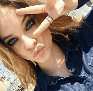 💋 2ab9ae40 mujer, selfie, retrato, joven, pelo rubio, signo de paz, casual whatsapp sticker