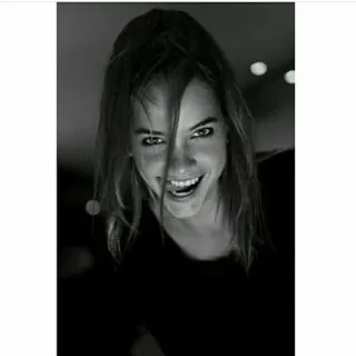 😏 671968a1 mujer, retrato, blanco y negro, sonriendo, persona, femenina whatsapp sticker