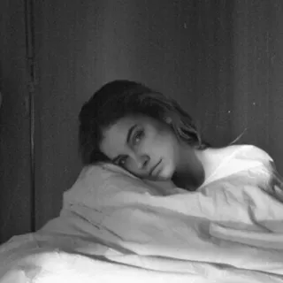 🌙 2c989406 여자, 인물사진, 침대, 생각에 잠긴, 흑백, 슬픈, 실내 telegram sticker