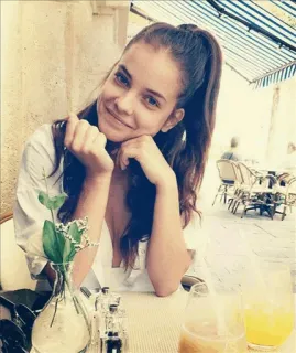 ✨ 4d4074b7 Frau, Porträt, Tisch, Restaurant, Lässig, Pferdeschwanz, Lächelnd, Getränk telegram sticker