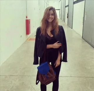 🐾 2926da18 女人, 模特, 肖像, 微笑, 走廊, 时尚 telegram sticker