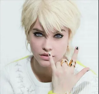 🐾 7daea78c 女人, 女孩, 肖像, 金发, 时尚, 手势 telegram sticker