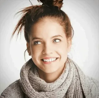 🐾 aba8cf44 女人, 微笑, 肖像, 围巾, 时尚, 美丽 telegram sticker